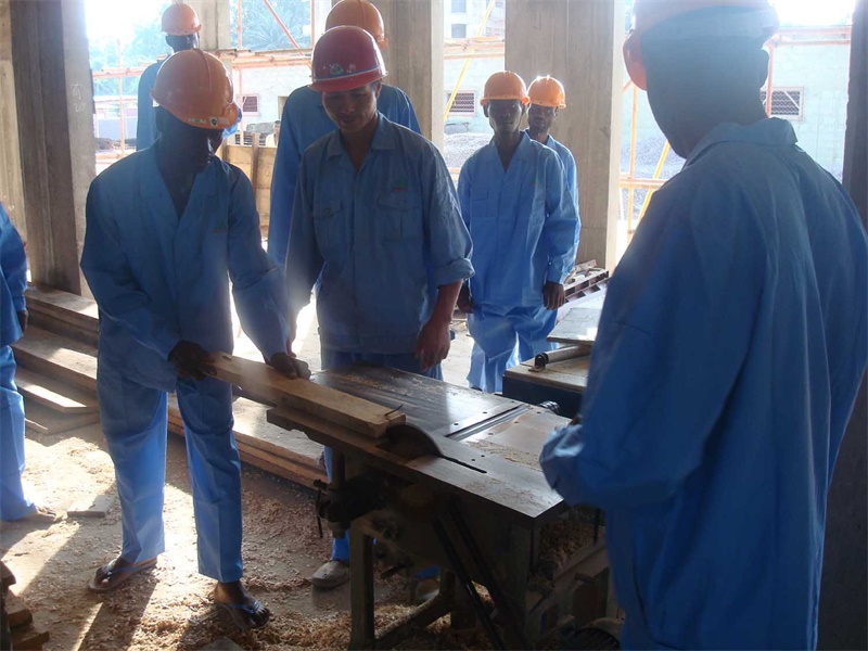 建筑技术培训班在培训木工.JPG